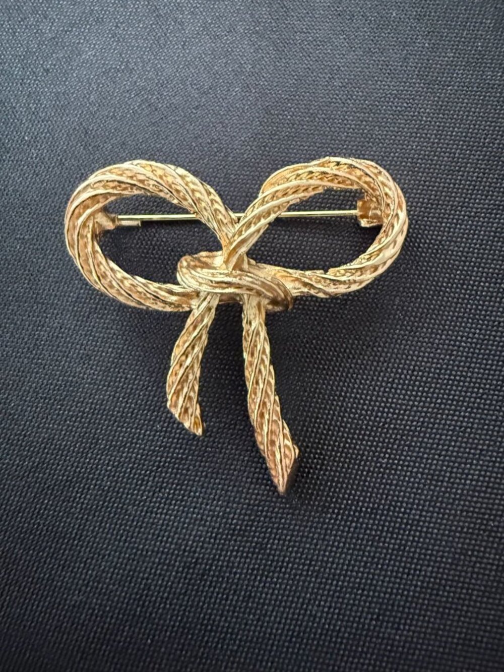 Gold-Tone Twisted Rope Bow Brooch – Classic Textured Knot Pin